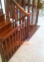 Chắn cửa chó mèo bằng gỗ giao hàng lắp đặt tại nhà
