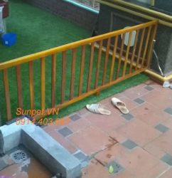 Chắn cửa chó mèo bằng gỗ giao hàng lắp đặt tại nhà