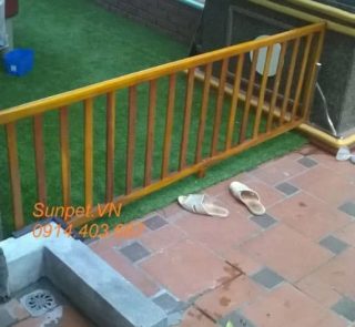 Chắn cửa chó mèo bằng gỗ giao hàng lắp đặt tại nhà