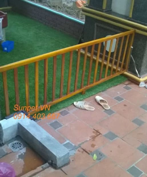 Chắn cửa chó mèo bằng gỗ giao hàng lắp đặt tại nhà