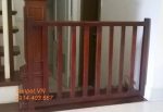 Chắn cửa chó mèo bằng gỗ giao hàng lắp đặt tại nhà