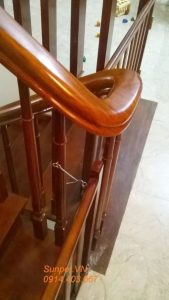 Chắn cửa chó mèo bằng gỗ giao hàng lắp đặt tại nhà