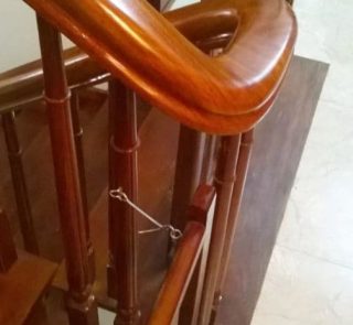 Chắn cửa chó mèo bằng gỗ giao hàng lắp đặt tại nhà