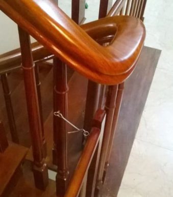 Chắn cửa chó mèo bằng gỗ giao hàng lắp đặt tại nhà