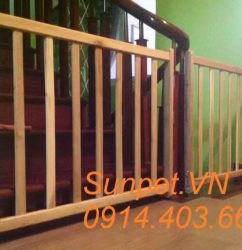 Chắn cửa chó mèo bằng gỗ giao hàng lắp đặt tại nhà