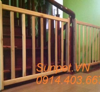 Chắn cửa chó mèo bằng gỗ giao hàng lắp đặt tại nhà