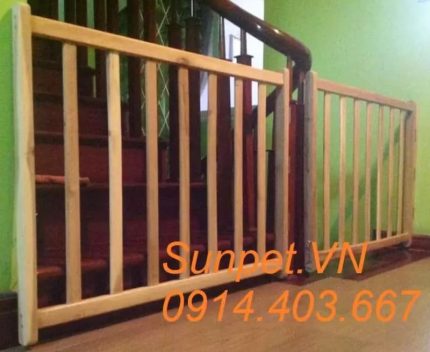 Chắn cửa chó mèo bằng gỗ giao hàng lắp đặt tại nhà