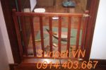 Chắn cửa chó mèo bằng gỗ giao hàng lắp đặt tại nhà