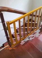 Chắn cửa chó mèo bằng gỗ giao hàng lắp đặt tại nhà