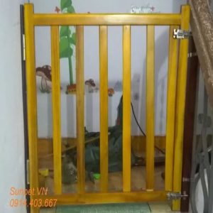 Chắn cửa chó mèo bằng gỗ giao hàng lắp đặt tại nhà