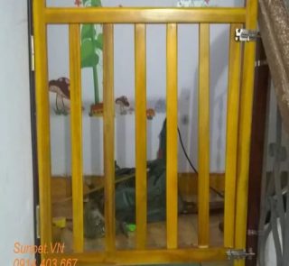 Chắn cửa chó mèo bằng gỗ giao hàng lắp đặt tại nhà
