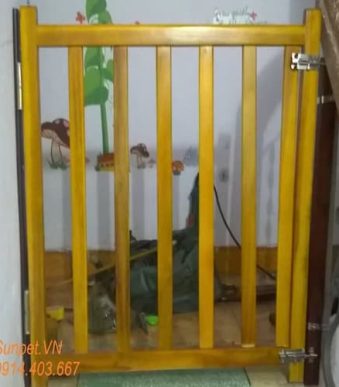 Chắn cửa chó mèo bằng gỗ giao hàng lắp đặt tại nhà