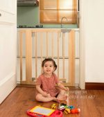 Cửa chắn chó mèo bằng gỗ Hugo